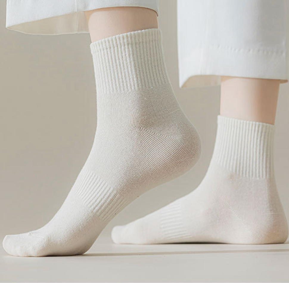 Women's cushioned quarter socks in cream ribbed knit