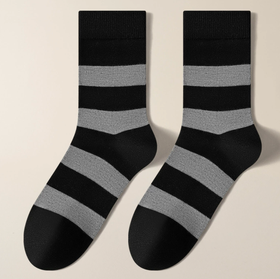 Casual crew socks in black and grey wide stripes, featuring a ribbed knit. Shown as a flat-lay pair on a neutral backdrop.