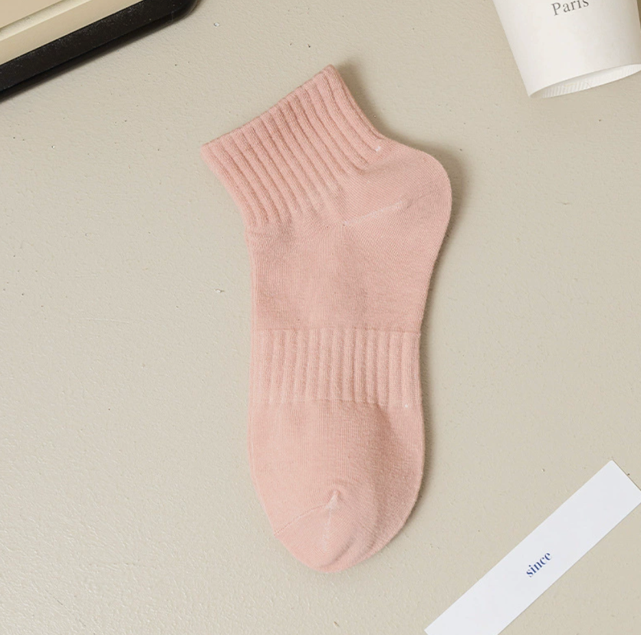Cotton quarter socks in blush pink, featuring a soft cotton rib. Displayed flat on a neutral backdrop.