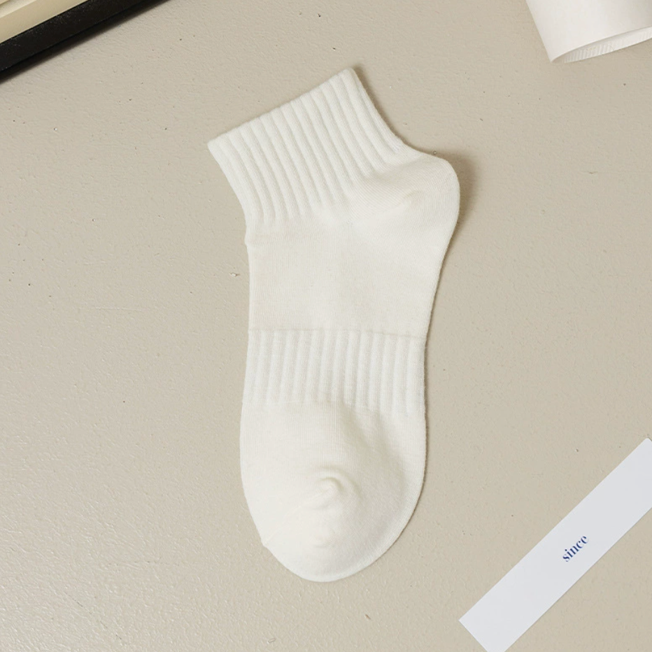 Cotton quarter socks in white, featuring a ribbed quarter-length body. Shown as a single flat-lay on a light surface.