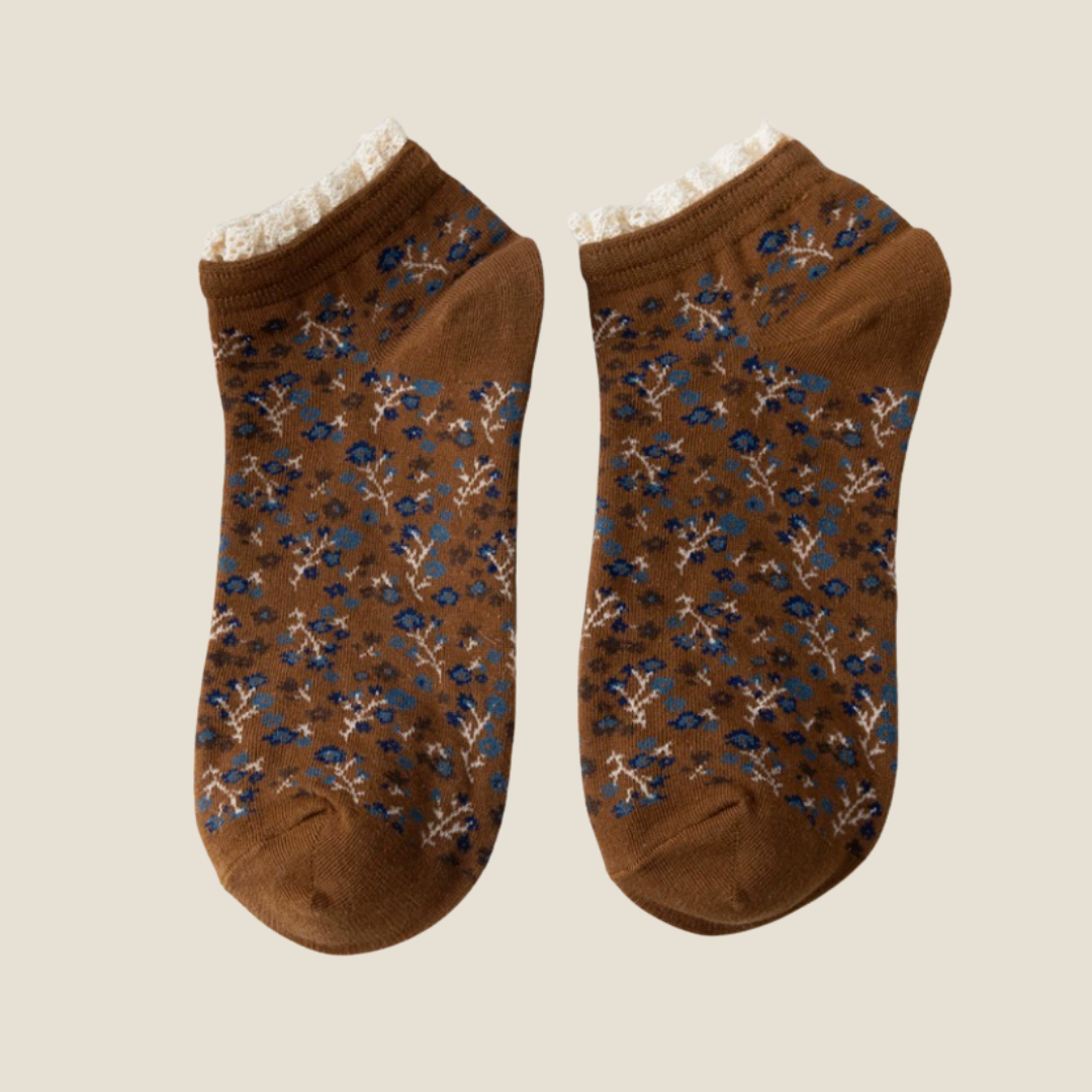 Cute ankle socks in brown with a ditsy floral print and lace trim, flat-lay pair.