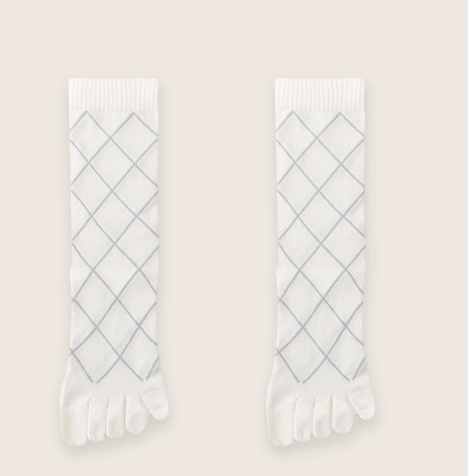 Funky toe socks in white with a grey diamond argyle pattern, featuring individual toe pockets. Shown as a flat-lay pair.