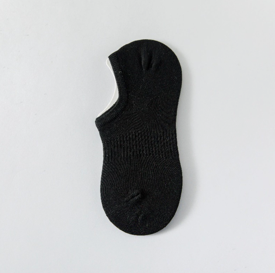 Low cut ankle socks in black, featuring a no-show low-cut shape. Laid flat to show the profile.