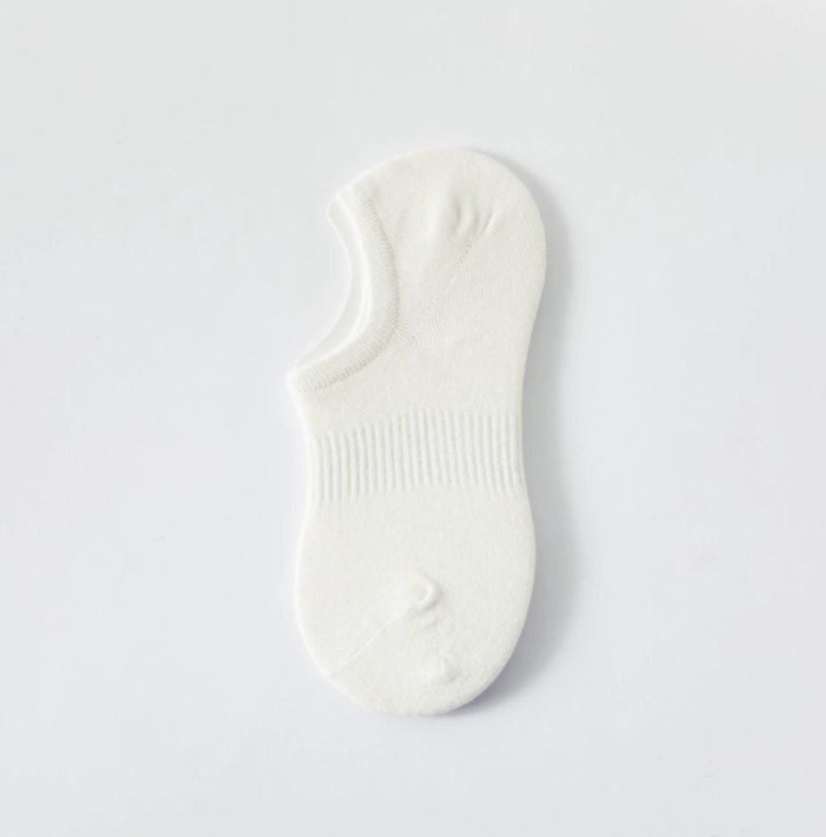Low cut ankle socks in white, featuring an invisible cut. Displayed flat on a neutral surface.