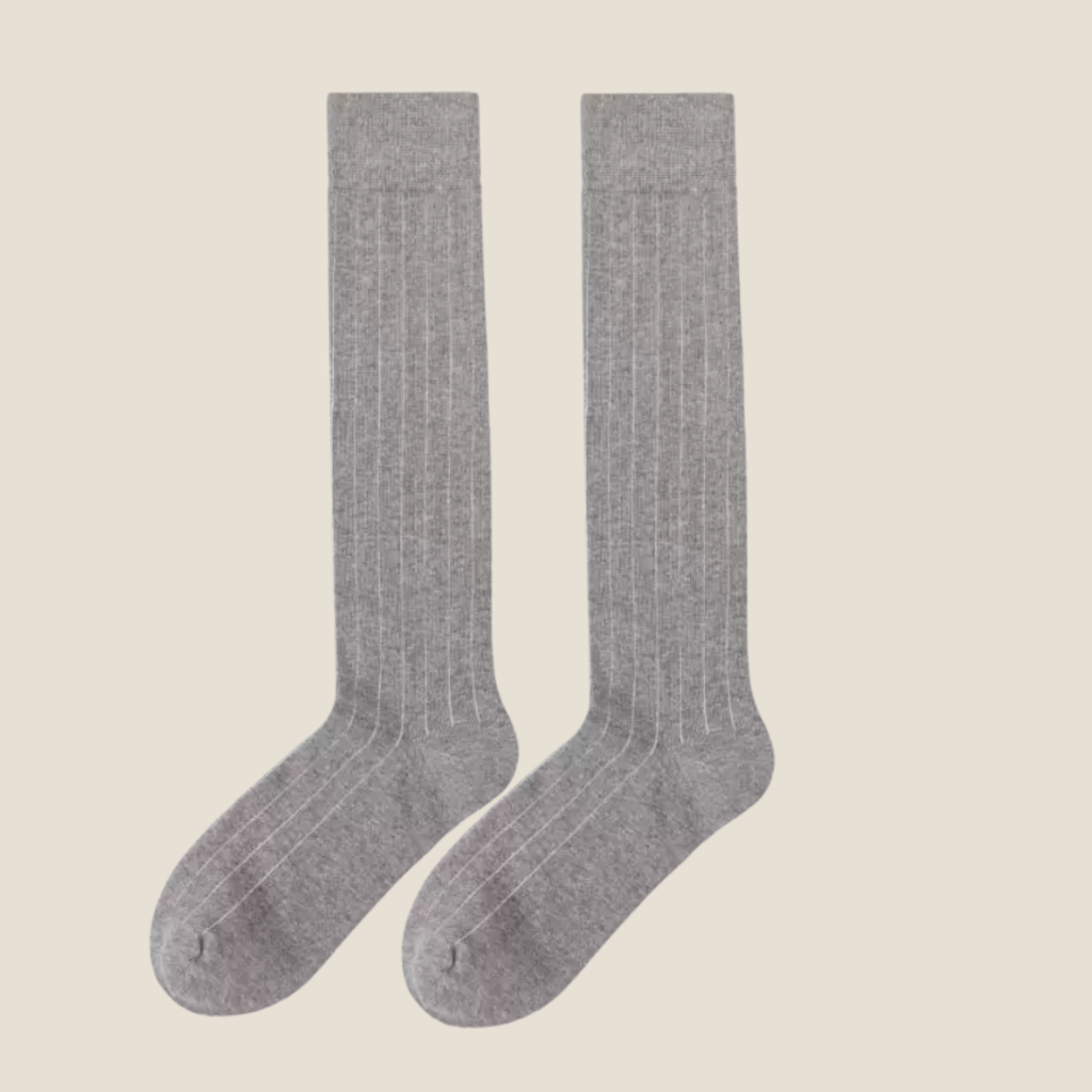 Men's high knee socks in light grey ribbed cotton, featuring a cushioned foot. Shown as an upright flat-lay pair.
