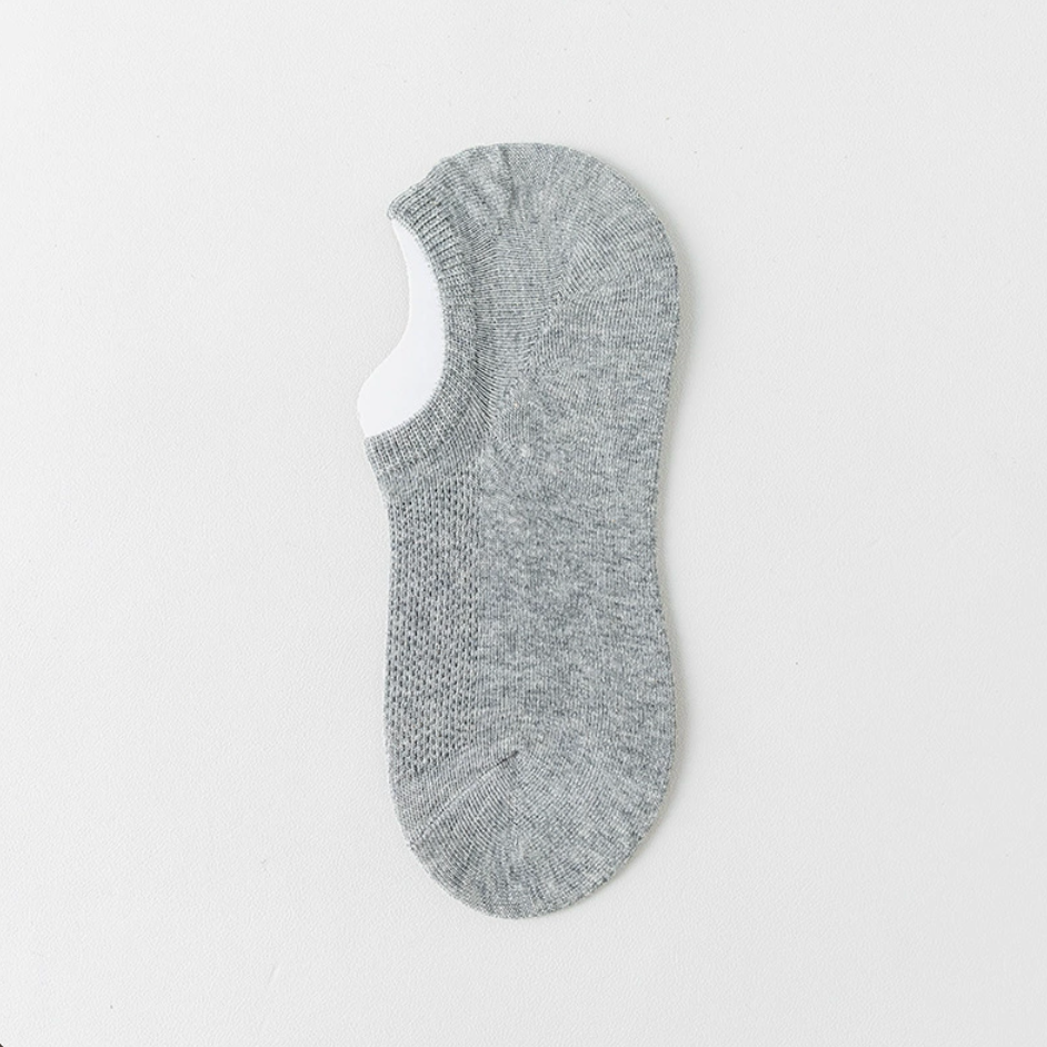 Men's low cut ankle socks in light grey, featuring an invisible cut. Shown as a single flat-lay on a light backdrop.
