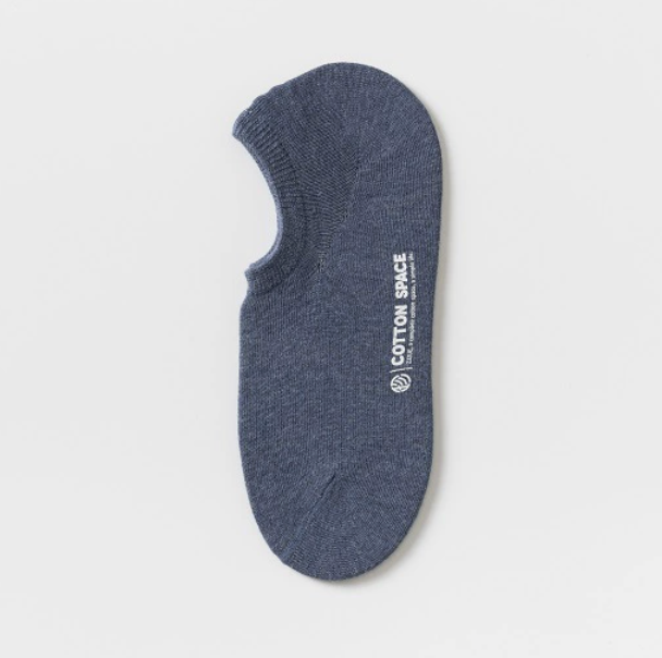 Men's no show socks in navy blue, featuring an invisible cut. Displayed flat against a light backdrop.