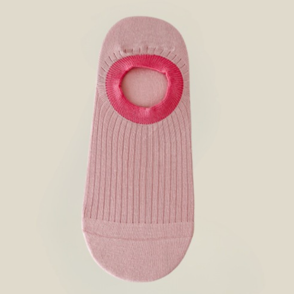 No show ankle socks in pink with a pink heel-grip oval, featuring a low-cut shape. Shown as a single flat-lay on a light backdrop.