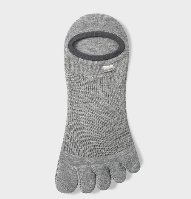 No show toe socks for men in heather grey, featuring a split five-toe design. Shown as a single flat-lay on a neutral backdrop.