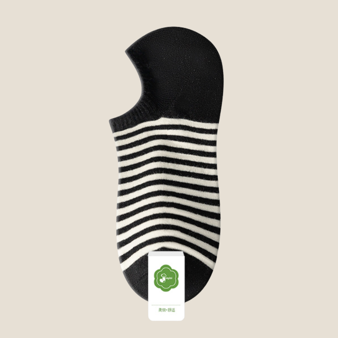 Striped ankle socks in black with white stripes, featuring a low-cut ribbed cuff. Shown as a single flat-lay on a neutral backdrop.