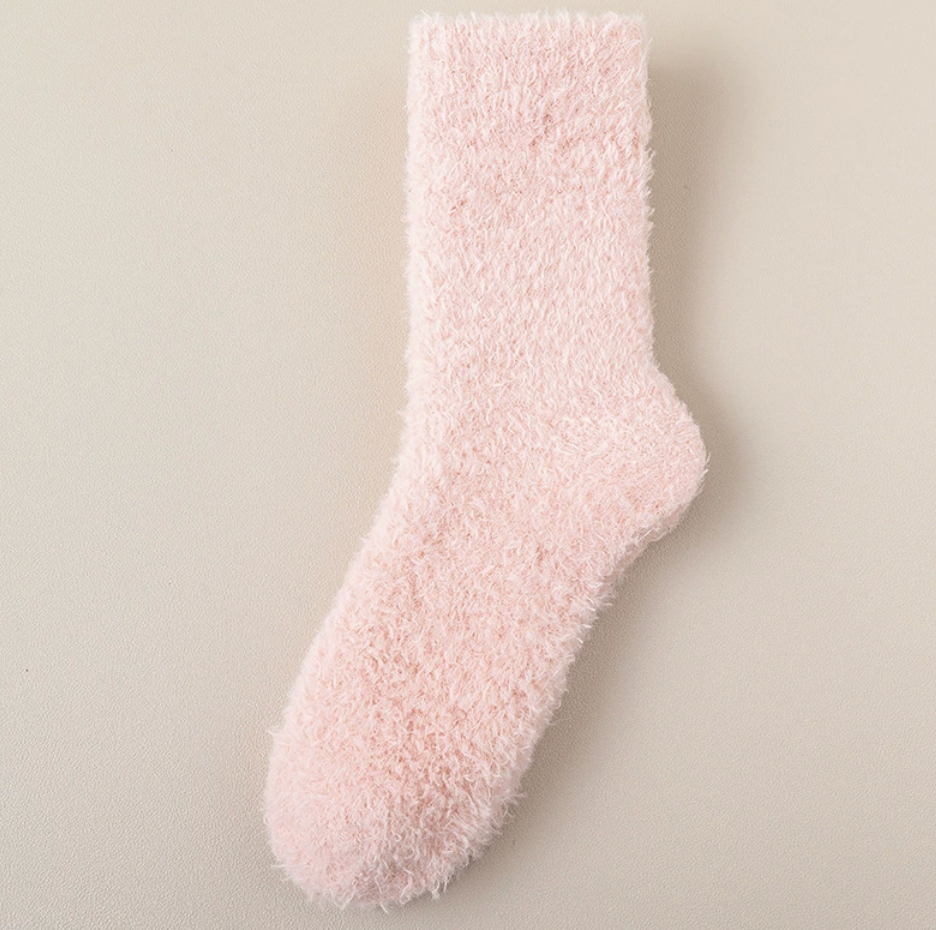 Thick socks for cold feet in dusty pink plush, featuring a thick cushioned body. Photographed from the side to show the cozy pile.