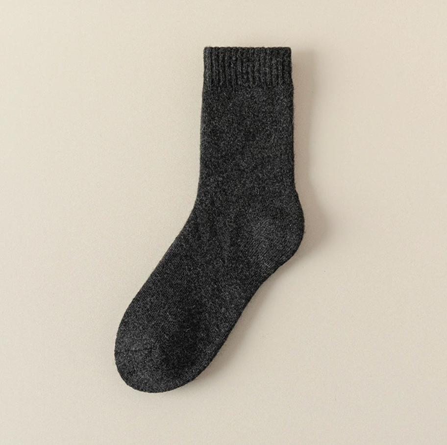 Thick socks for men in graphite grey, featuring a cushioned ribbed body. Shown flat against a neutral background.