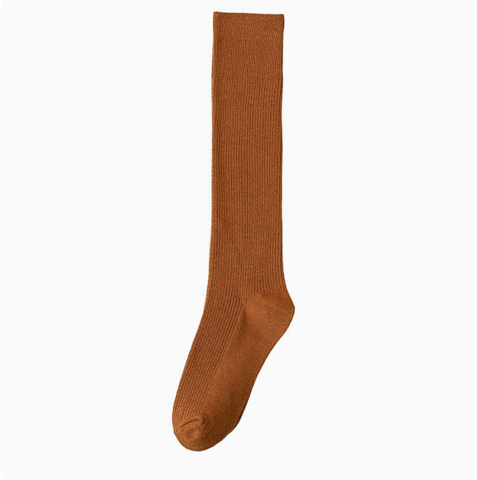 Women's knee socks in caramel ribbed cotton, featuring a snug cuff. Shown as a single flat-lay on a light surface.