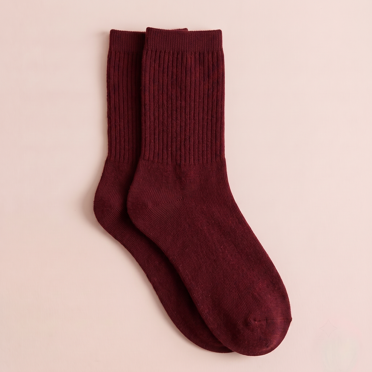 Women's wool dress socks in burgundy ribbed wool, featuring a soft crew length. Shown as an upright flat-lay pair.